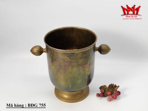  Bình đựng đá ngâm chai rượu được làm bằng đồng. 