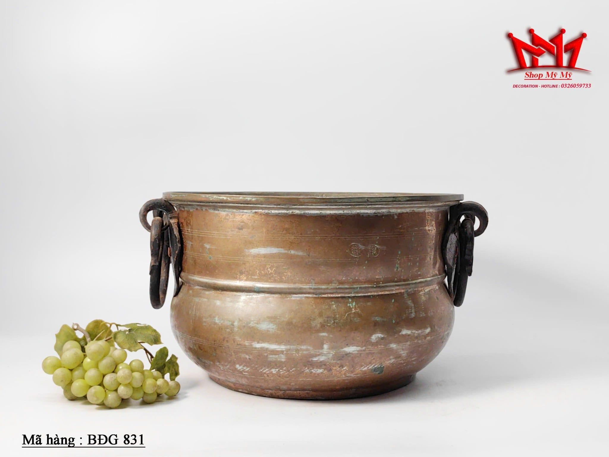 Chiếc nồi đồng cổ (hoặc vạc đồng), thường được sử dụng như một món đồ trang trí nghệ thuật hoặc vật phẩm phong thủy trong nhà.