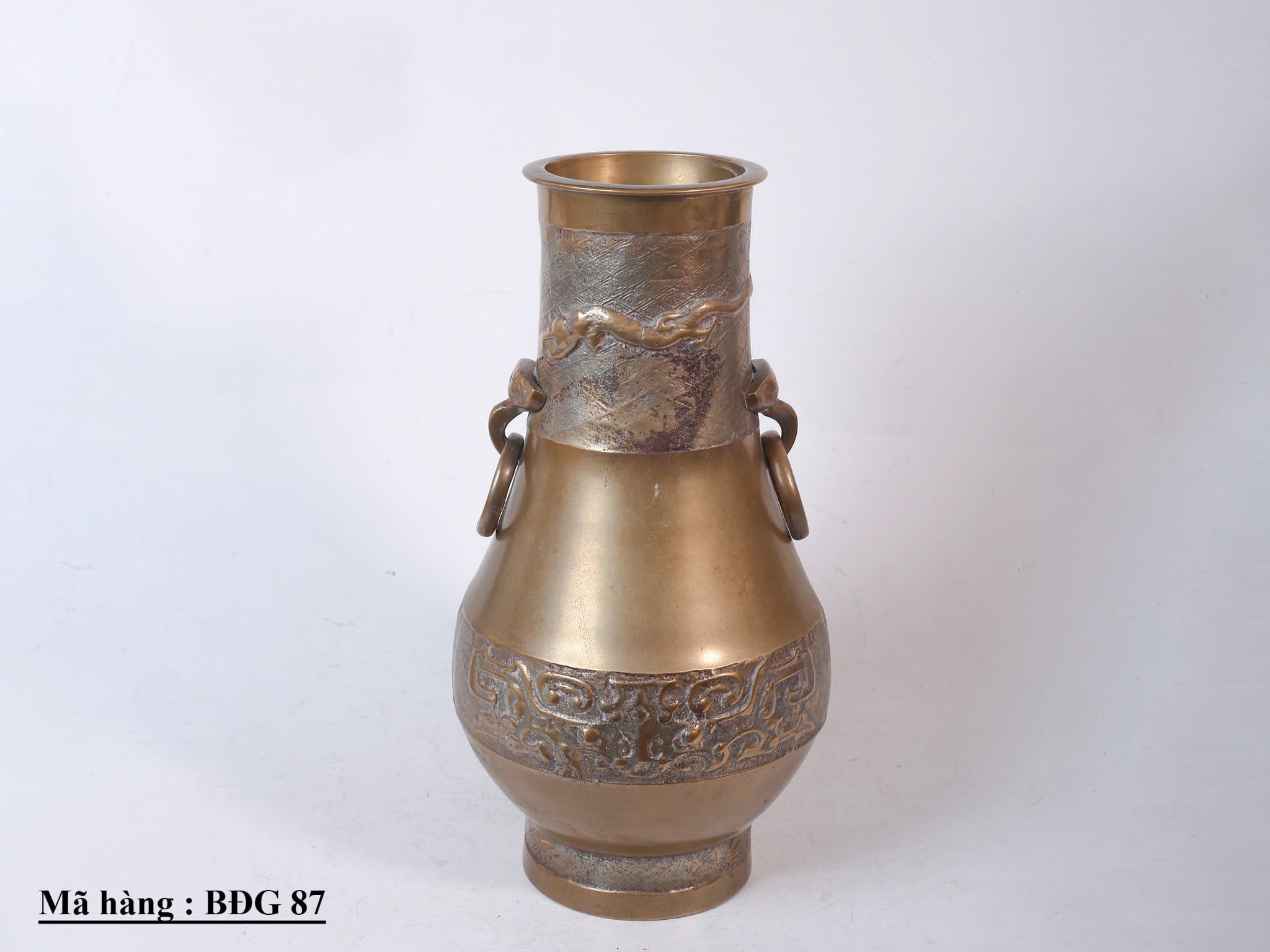 Chiếc bình đồng mã số 87 mang phong cách cổ điển