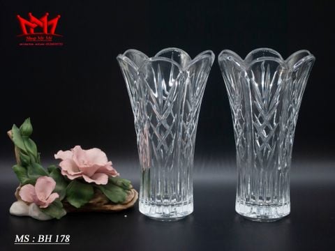  Cặp bình hoa pha lê miệng cánh hoa của Châu Âu 