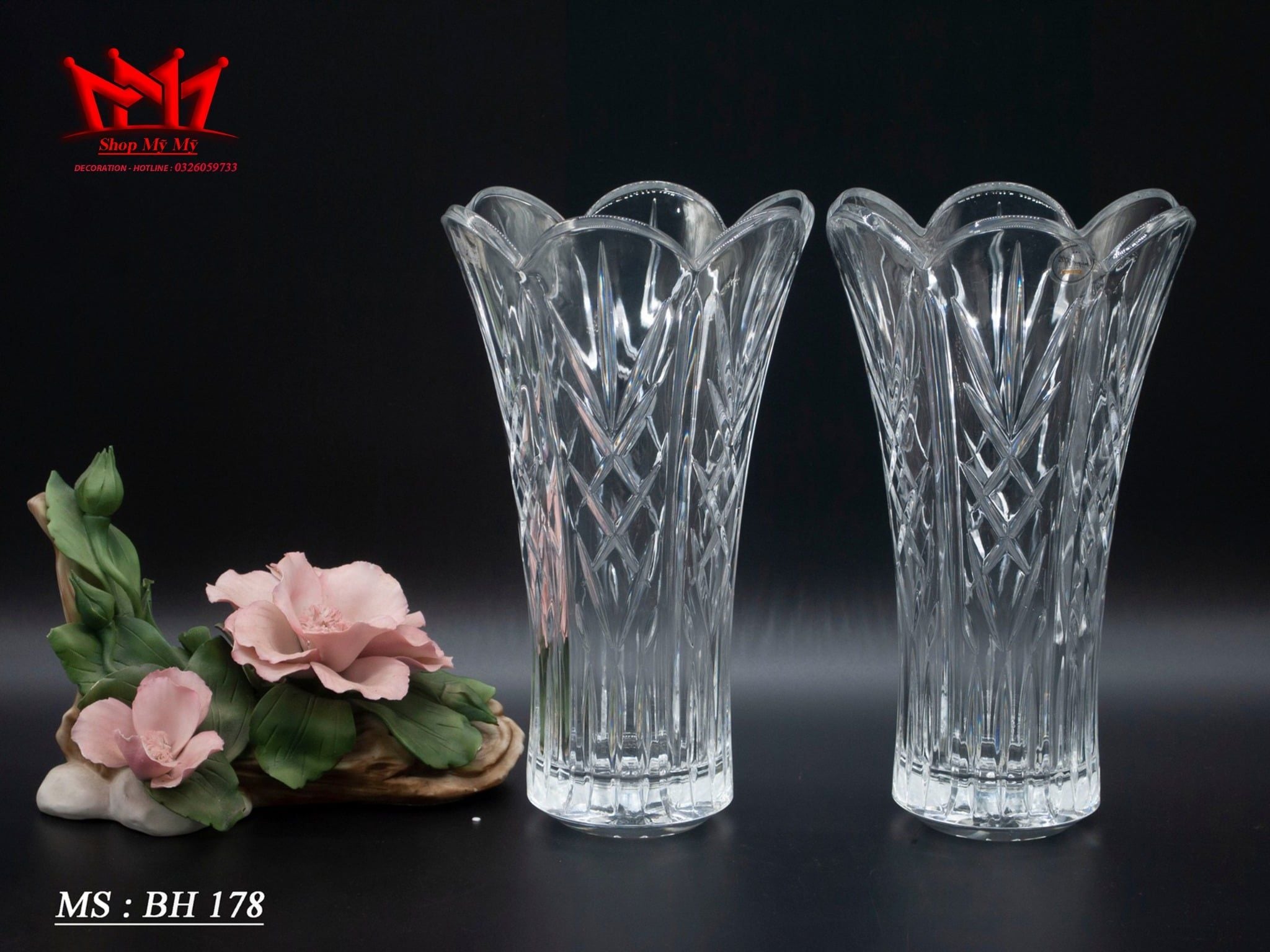 Cặp bình hoa pha lê miệng cánh hoa của Châu Âu