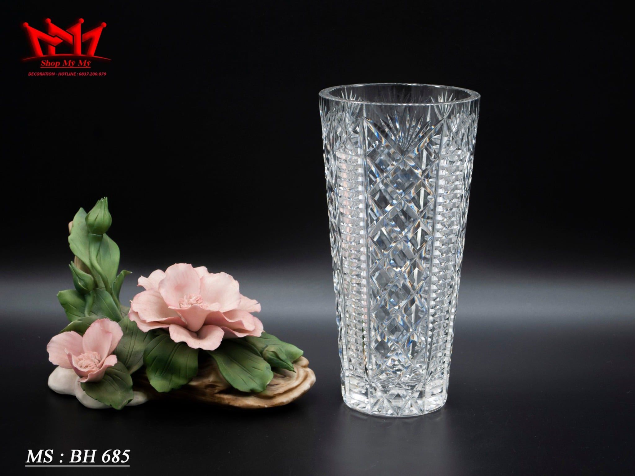Bình hoa pha lê với đường cắt sắc nét và tinh tế có độ sáng rất cao từ thương hiệu Waterford