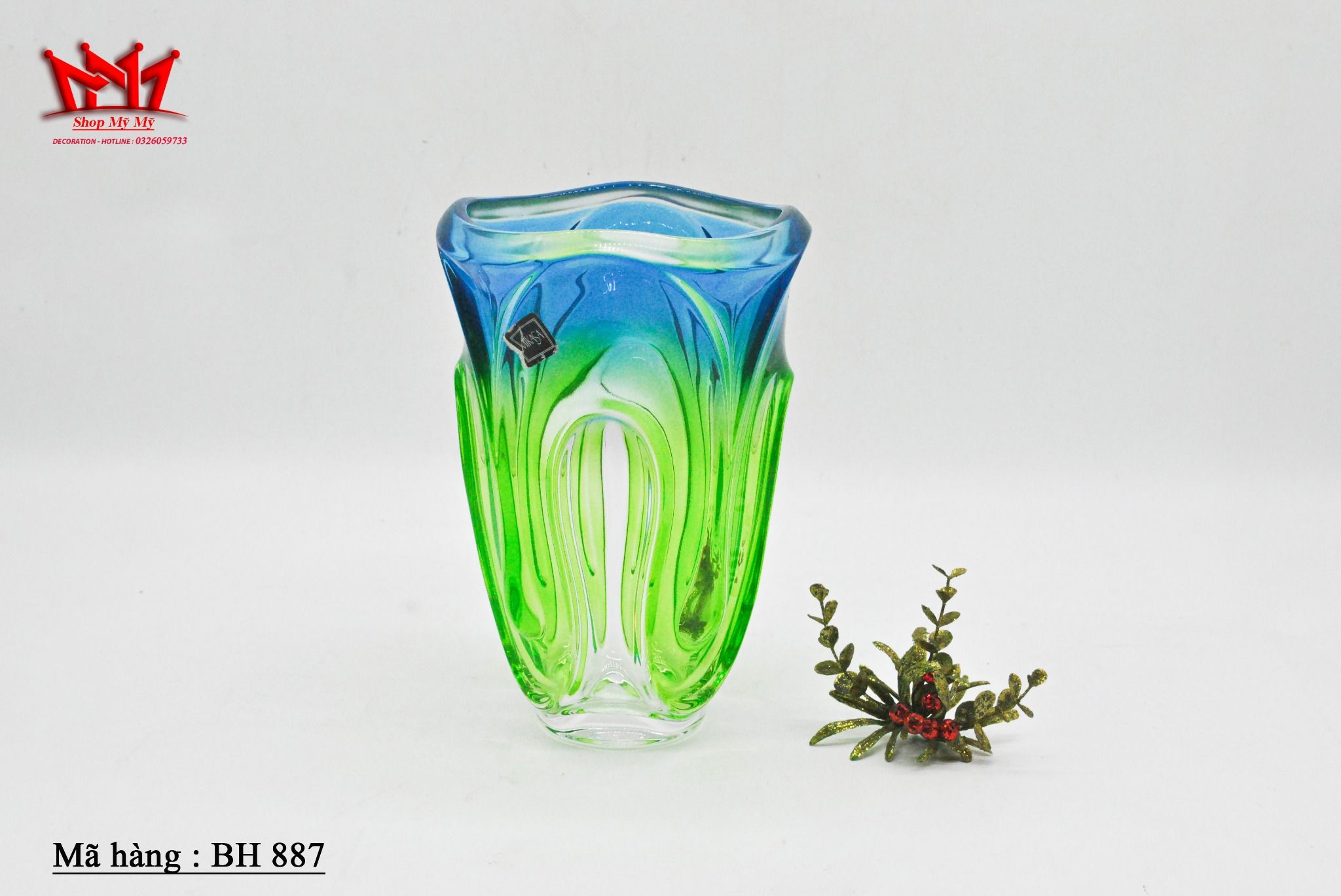 Bình thủy tinh nghệ thuật Mikasa Royal Symphony màu xanh lá.
