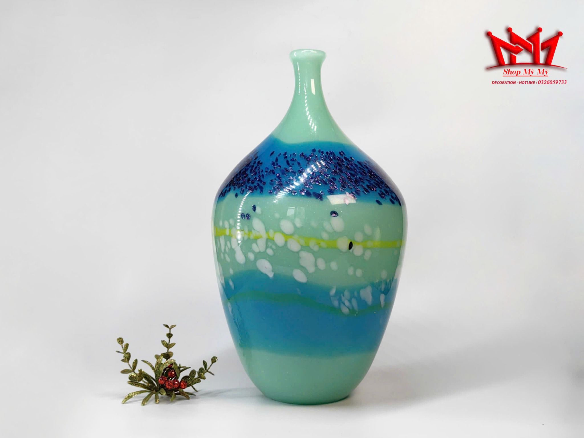 Bình nghệ thuật bằng thủy tinh của Anh với tông màu nước có niên đại từ thế kỷ 20.