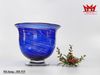 Bình thủy tinh chân đế thổi thủ công cổ điển tuyệt đẹp màu xanh coban với kim tuyến xoáy tròn lấp lánh khắp thân.