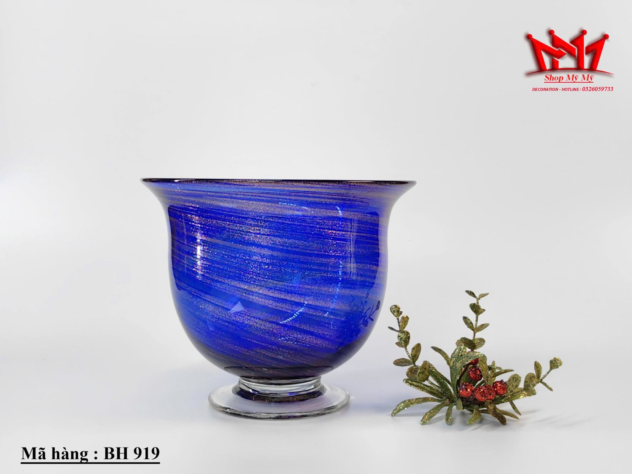 Bình thủy tinh chân đế thổi thủ công cổ điển tuyệt đẹp màu xanh coban với kim tuyến xoáy tròn lấp lánh khắp thân.