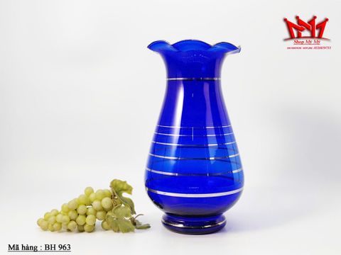  Bình thủy tinh xanh coban với miệng cánh hoa viền vàng. 