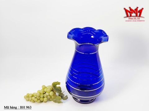  Bình thủy tinh xanh coban với miệng cánh hoa viền vàng. 