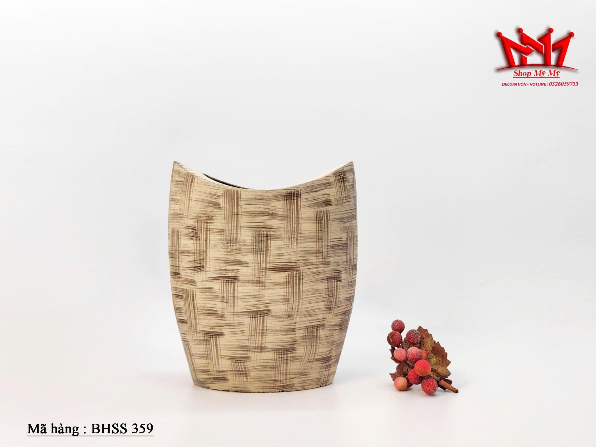 chiếc bình trang trí bằng sành sứ với hoa văn đan chéo, xuất xứ từ Ấn Độ.