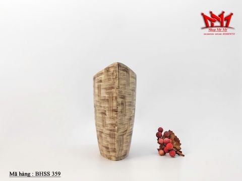  chiếc bình trang trí bằng sành sứ với hoa văn đan chéo, xuất xứ từ Ấn Độ. 