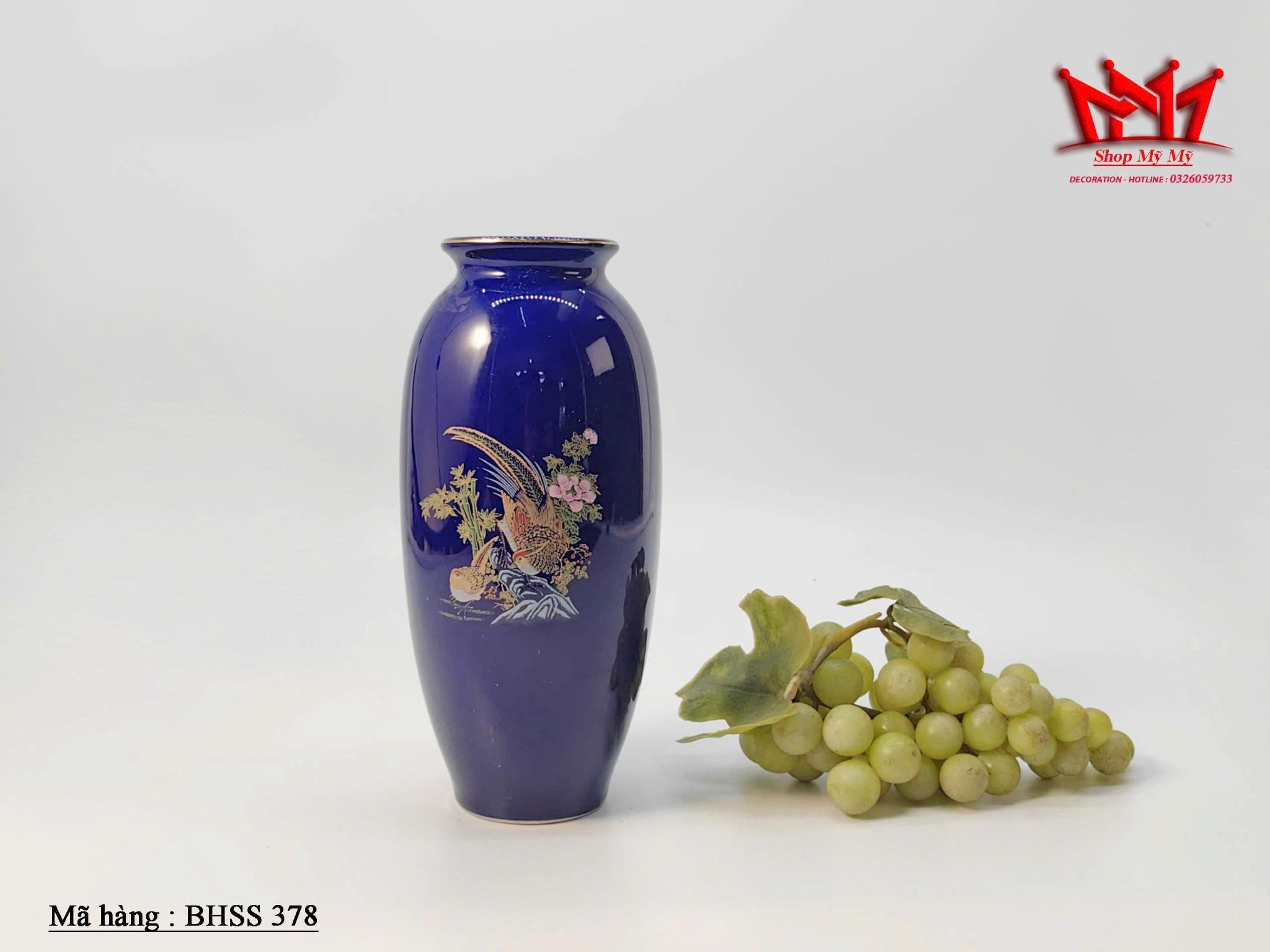 chiếc bình hoa gốm sứ màu xanh coban với họa tiết chim trĩ, xuất sứ Nhật Bản.