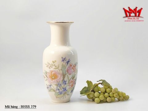  bình sứ cổ điển Nhật Bản với hoa văn hoa hồng tinh tế và vành vàng. 