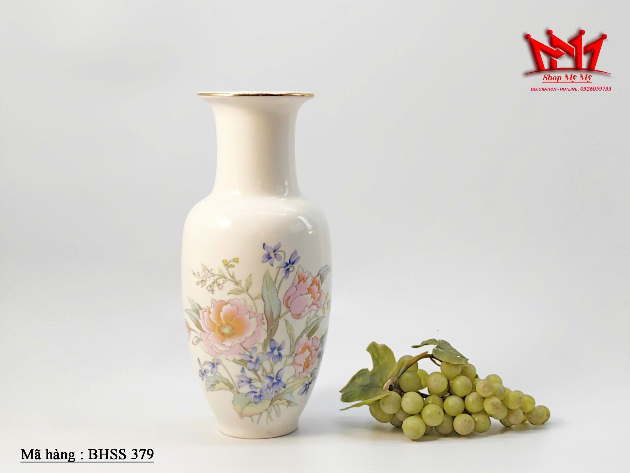 bình sứ cổ điển Nhật Bản với hoa văn hoa hồng tinh tế và vành vàng.