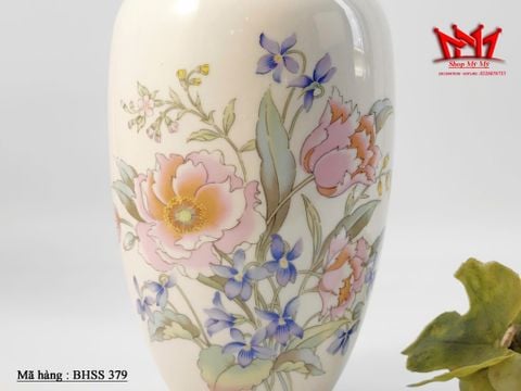  bình sứ cổ điển Nhật Bản với hoa văn hoa hồng tinh tế và vành vàng. 