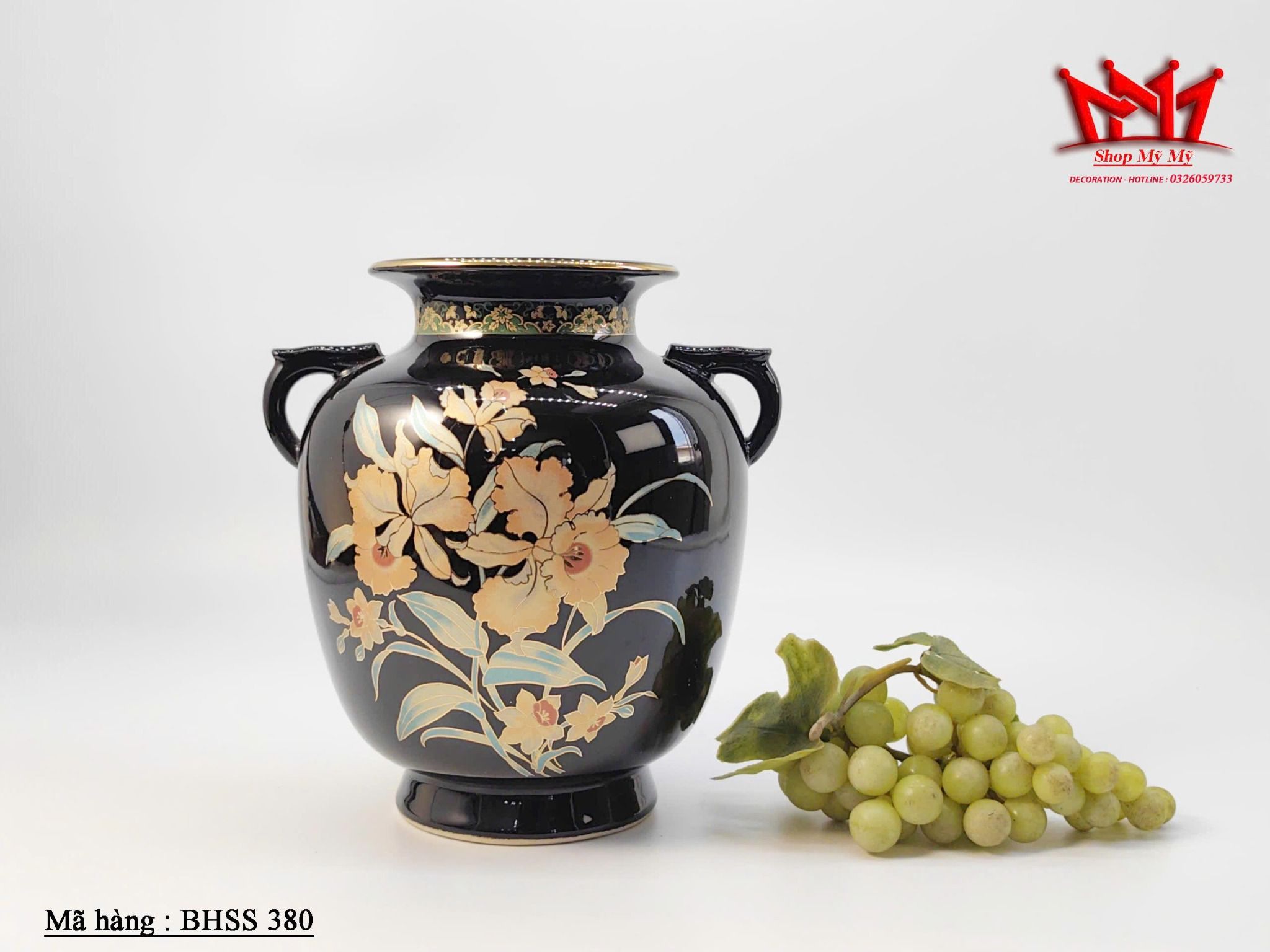 Chiếc bình sứ Nhật Bản màu đen với họa tiết hoa vàng