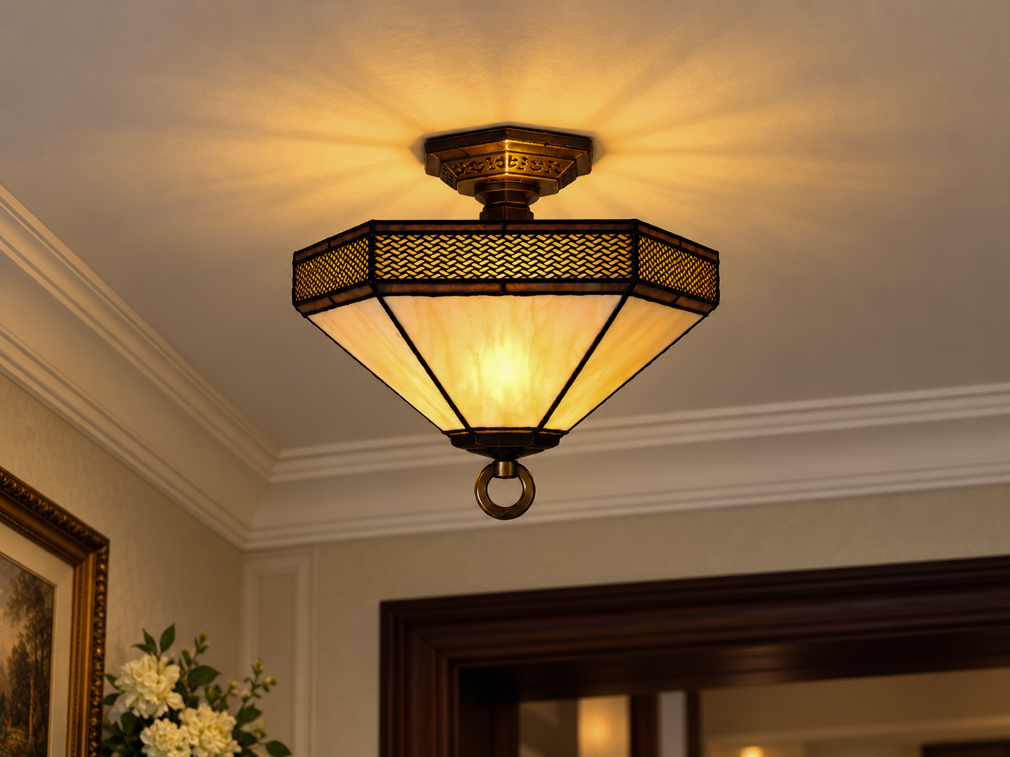 ĐÈN BÀN TIFFANY CỔ ĐIỂN DÁNG ĐÈN THÁP – ÁNH SÁNG ẤM ÁP, SANG TRỌNG VÀ NHÃ NHẶN