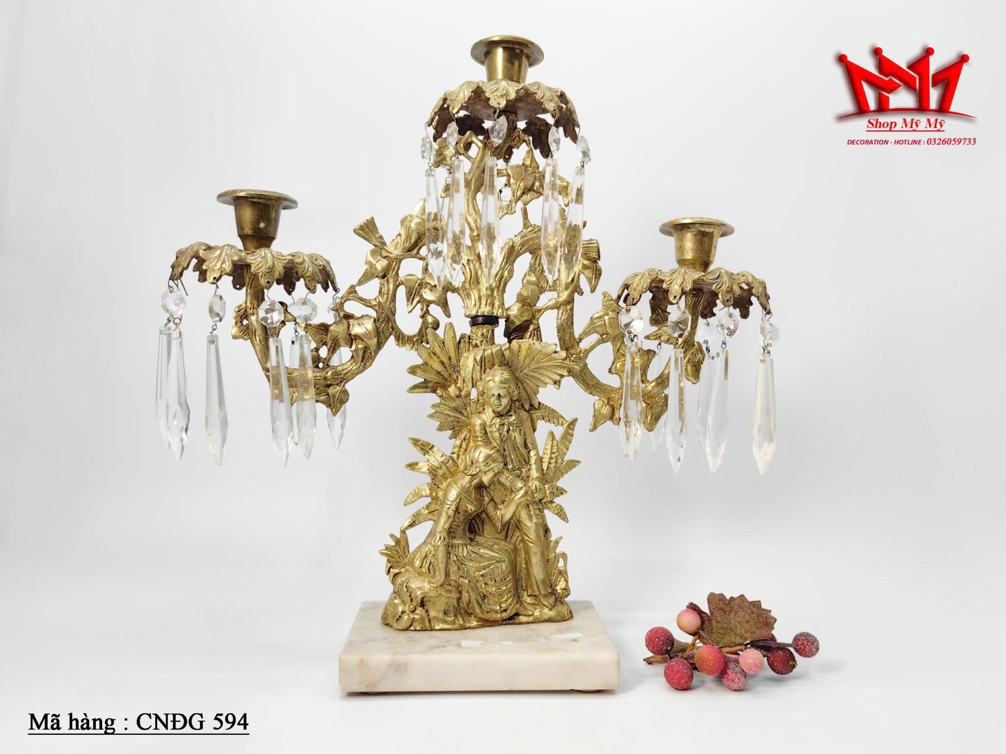 Chân nến đồng Girandole (một loại chân nến trang trí có nhiều nhánh và treo pha lê) theo phong cách Tân cổ điển/Victorian.