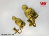 Cặp chân đèn nến bằng đồng vàng sáng với hình trái dứa.