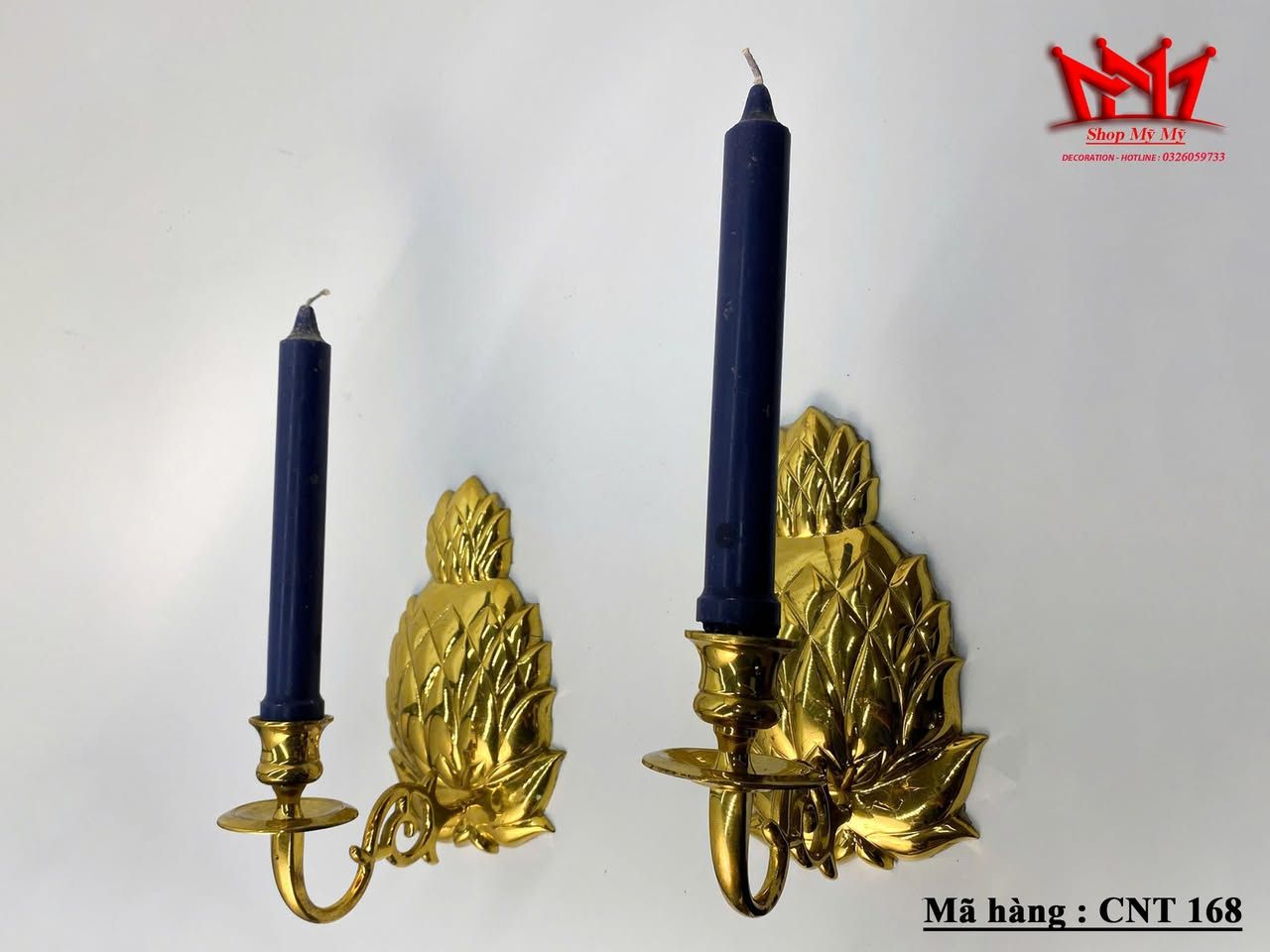 Cặp chân đèn nến bằng đồng vàng sáng với hình trái dứa.