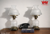 Cặp đèn thủy tinh mờ khắc hoa văn thanh lịch, kết hợp cùng chân đèn kim loại