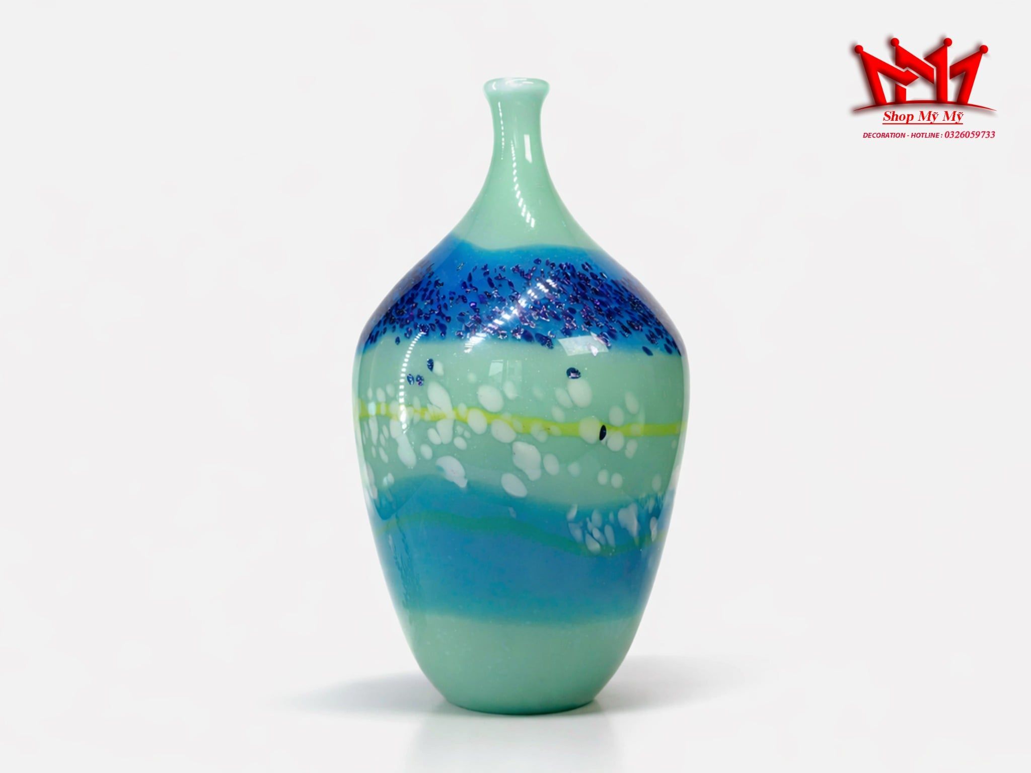 Bình nghệ thuật bằng thủy tinh của Anh với tông màu nước có niên đại từ thế kỷ 20.