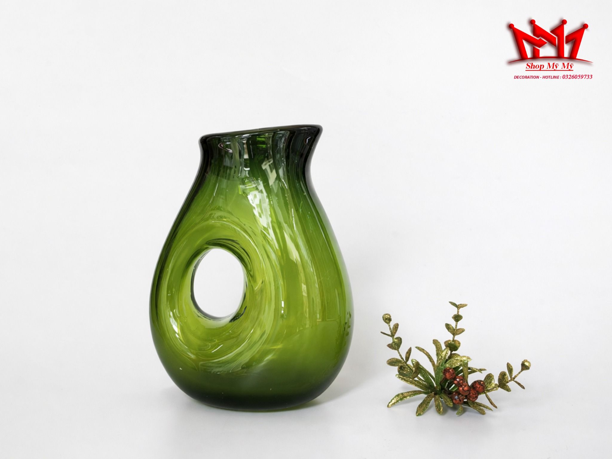 Bình rót rượu thủy tinh màu xanh lá giống 1 chiếc bình nước có tay cầm.
