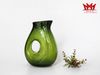 Bình rót rượu thủy tinh màu xanh lá giống 1 chiếc bình nước có tay cầm.
