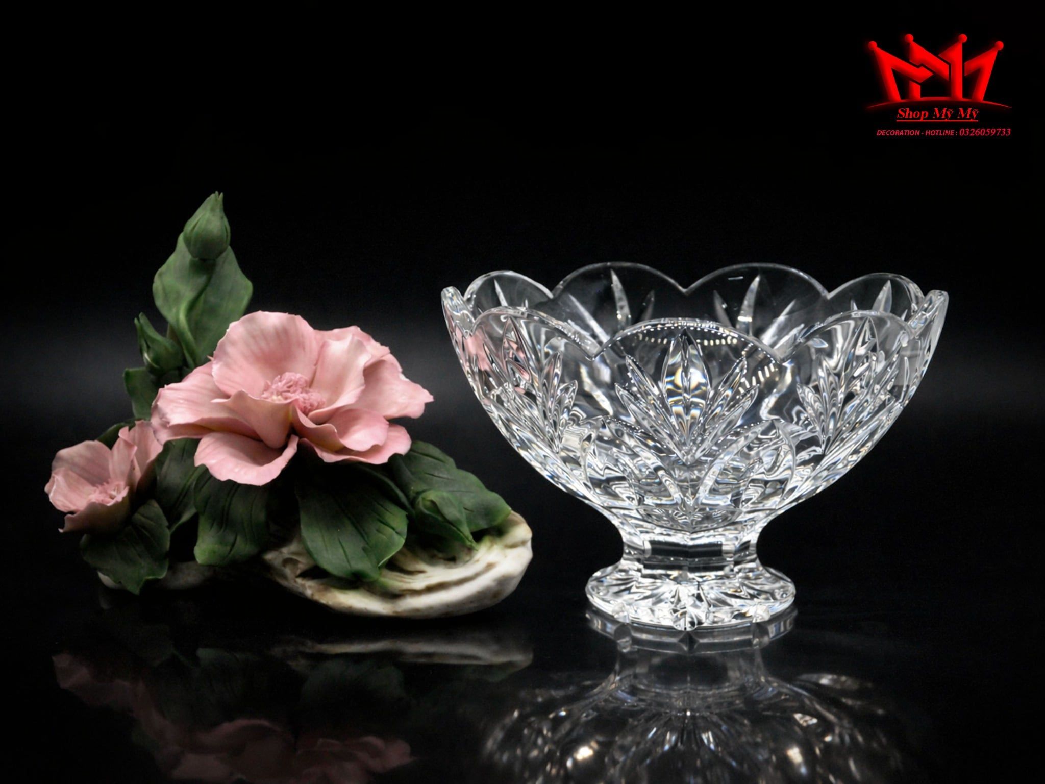 Chân bồng pha lê miệng hình hoa từ thương hiệu Marquis by Waterford.