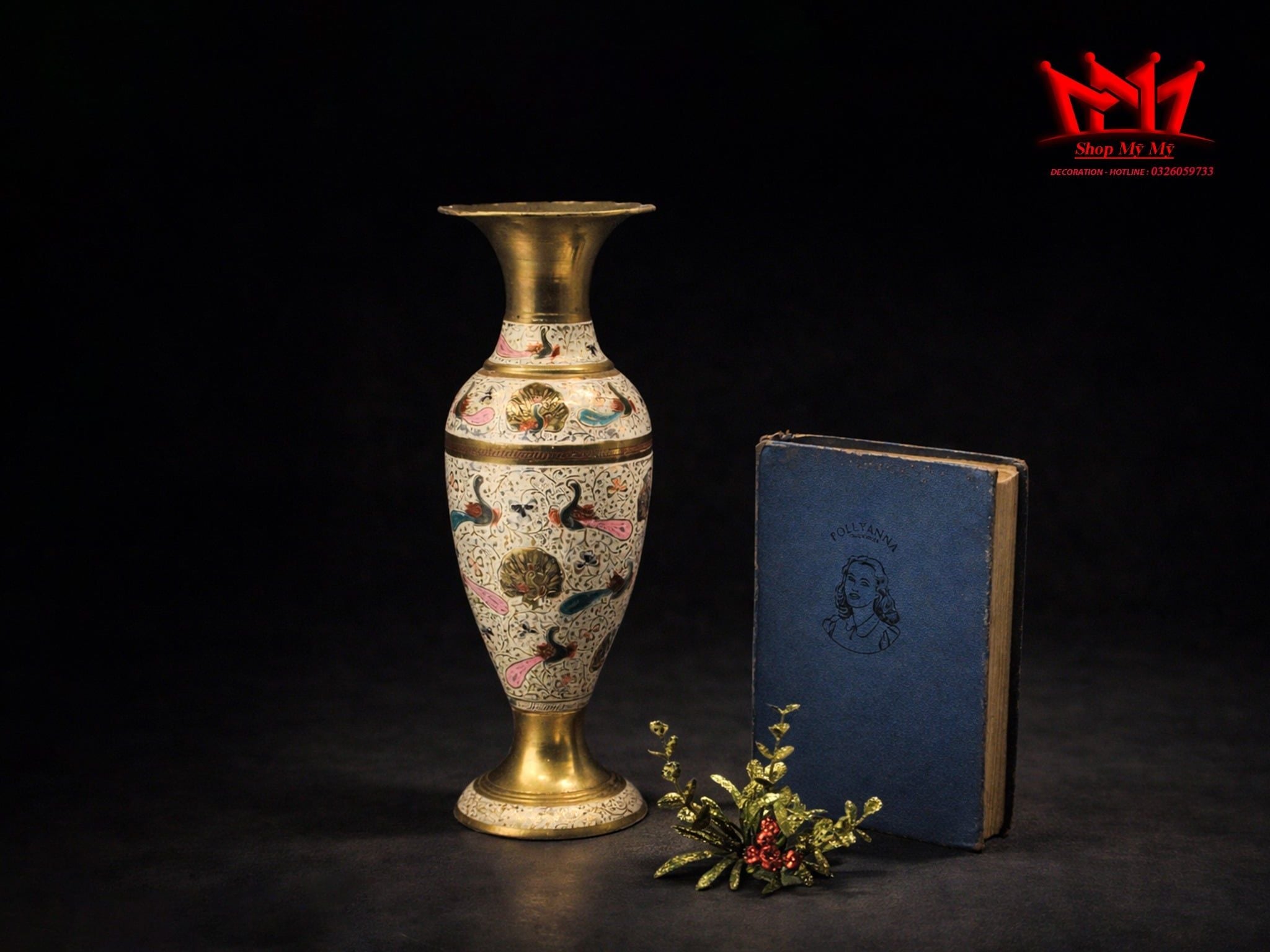 Bình hoa cổ điển bằng đồng được vẽ họa tiết màu rất tỉ mĩ của Ấn Độ.