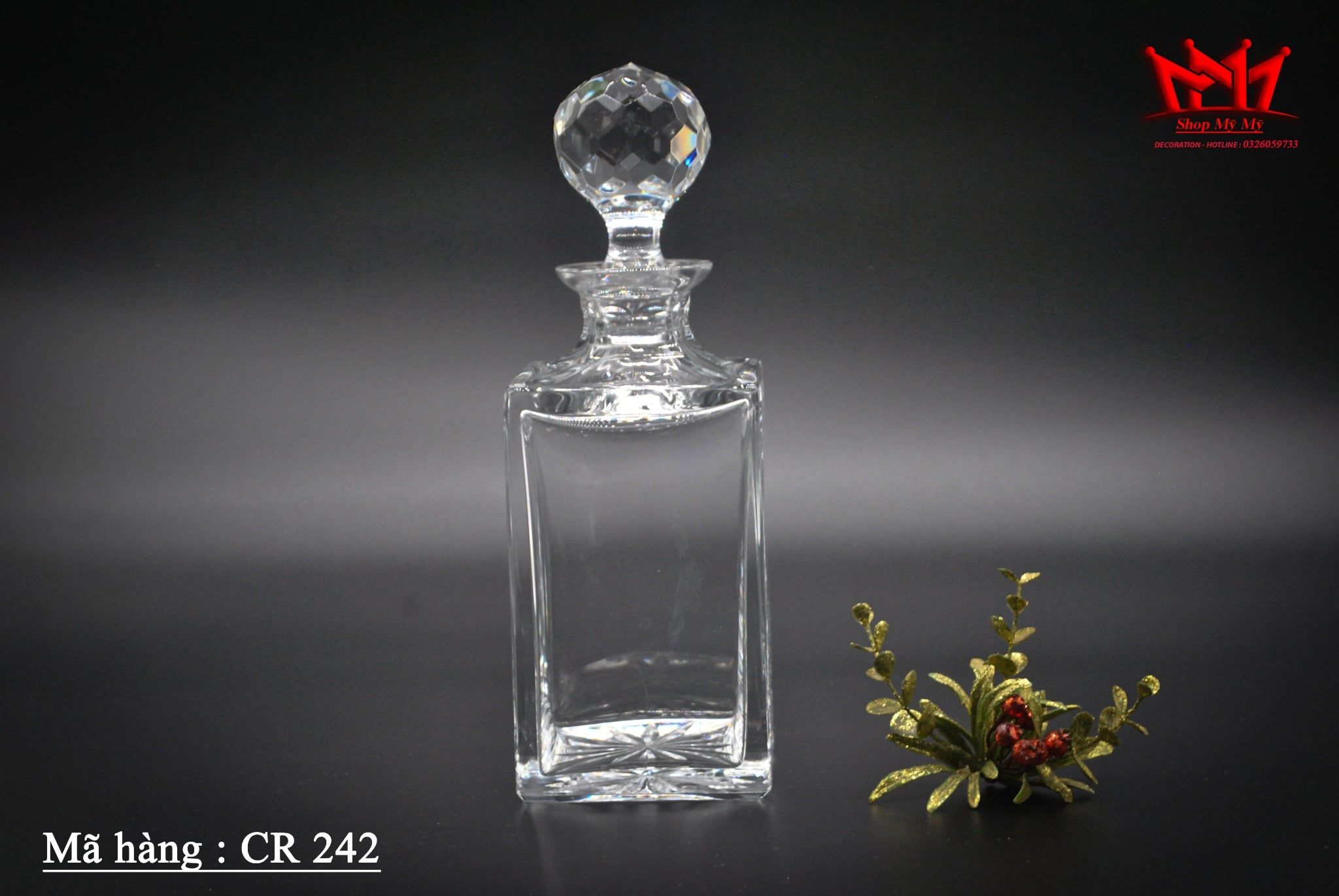 Chai rượu pha lê với chất liệu trong suốt sáng bóng.