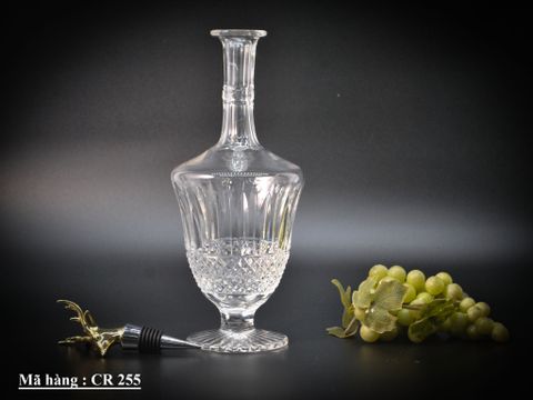  Chiếc chai pha lê CR 255 là sự kết hợp hoàn hảo giữa nghệ thuật chế tác thủ công và phong cách hoàng gia cổ điển. 
