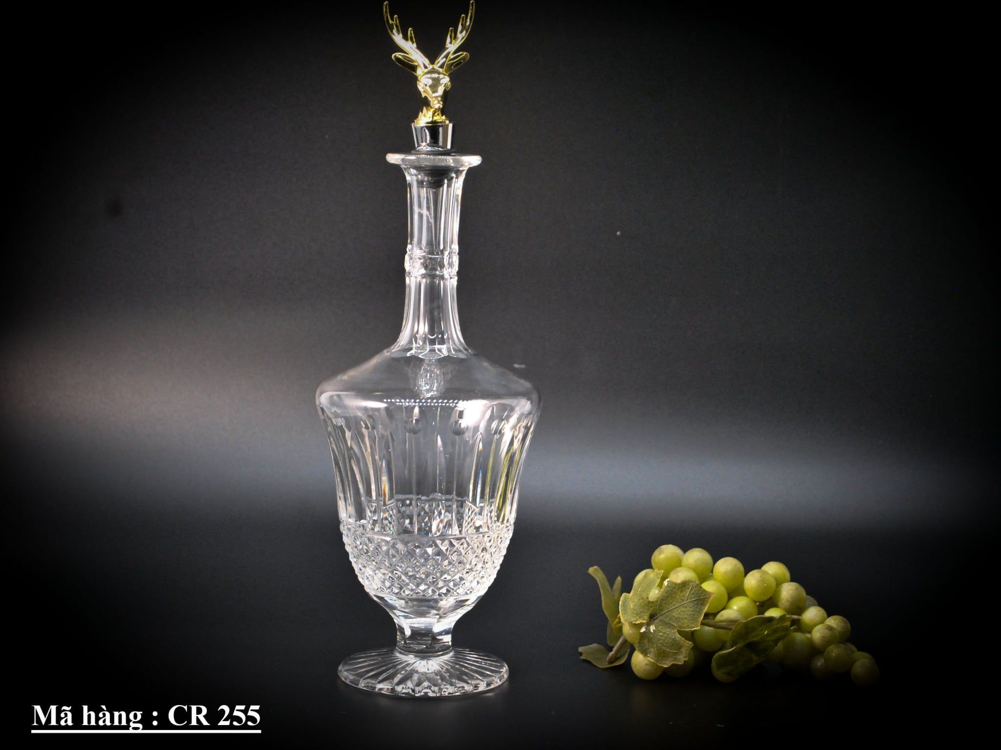 Chiếc chai pha lê CR 255 là sự kết hợp hoàn hảo giữa nghệ thuật chế tác thủ công và phong cách hoàng gia cổ điển.