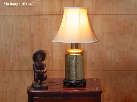  Đèn ngủ để bàn bằng đồng chạm khắc cổ điển mang đến nét đẹp ấm cúng và hoài cổ cho không gian sống của bạn. 