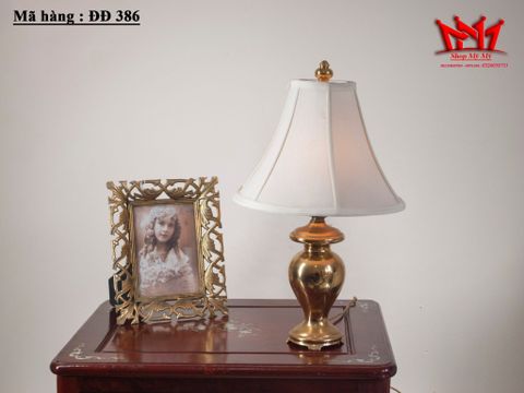  Chiếc đèn ngủ cổ điển với hình chiếc bình được làm bằng đồng 