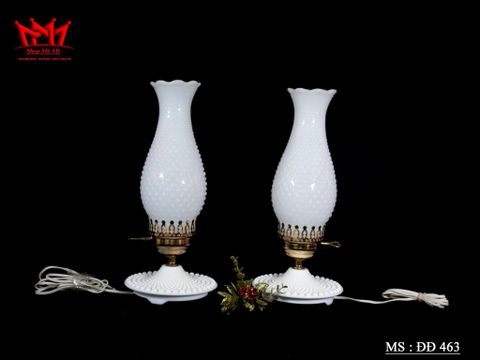  Cặp đèn ngủ được làm bằng chất liệu thủy tinh sữa của Mỹ. 