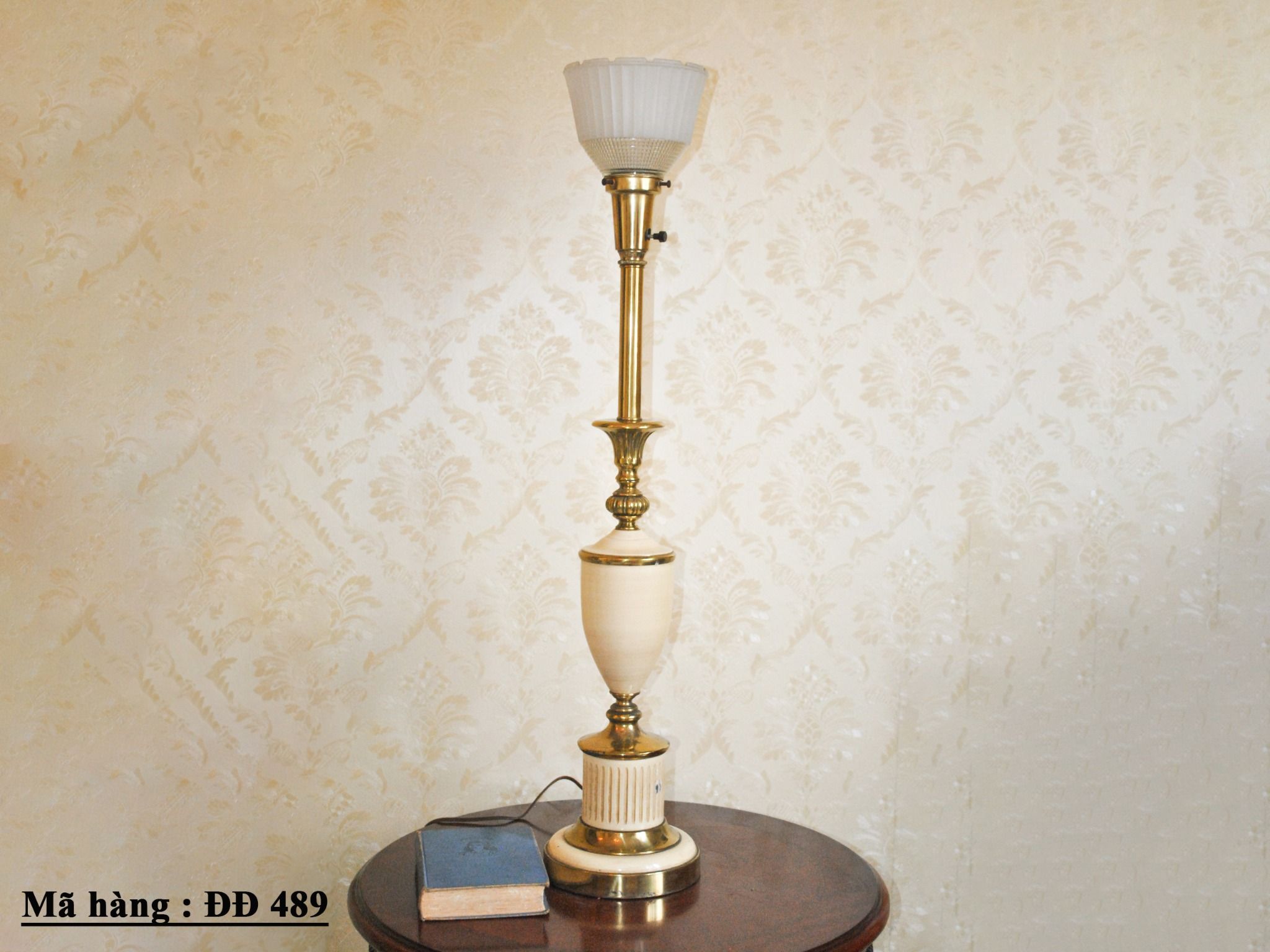 Cặp đèn xưa cổ điển được làm bằng đồng với kiểu dáng cao, chóa được làm bằng thủy tinh .