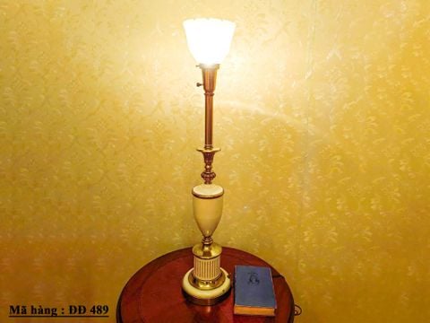  Cặp đèn xưa cổ điển được làm bằng đồng với kiểu dáng cao, chóa được làm bằng thủy tinh . 