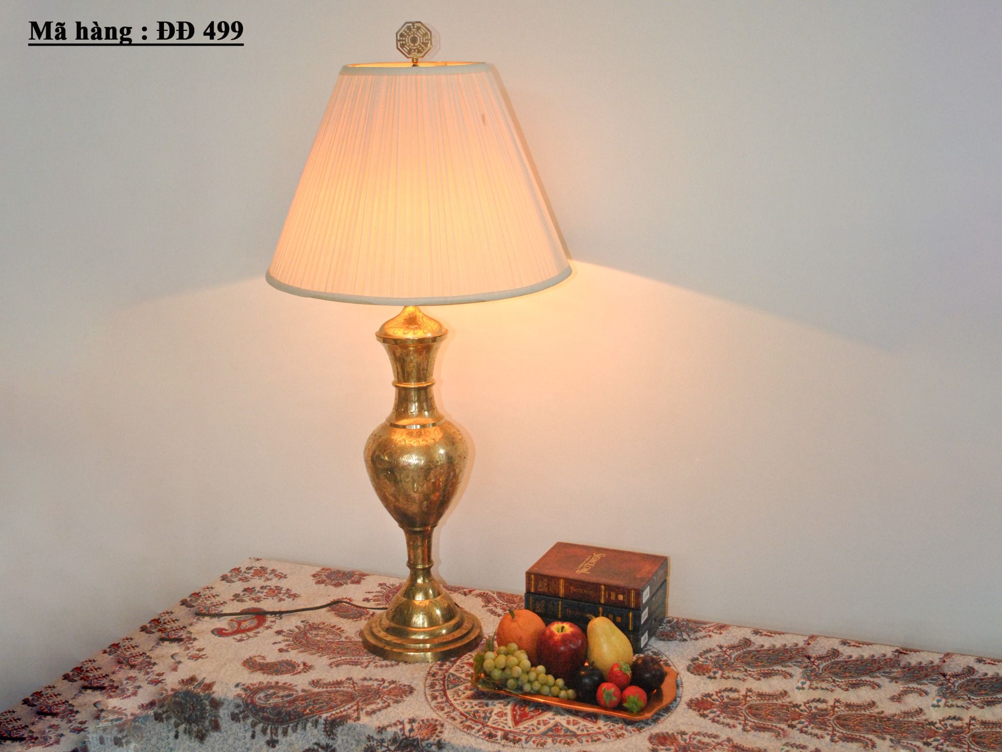 Đèn ngủ cổ điển được làm bằng đồng.