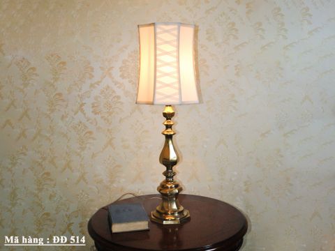  Cặp đèn ngủ bằng đồng, dáng thon gọn chóa bằng vải. 