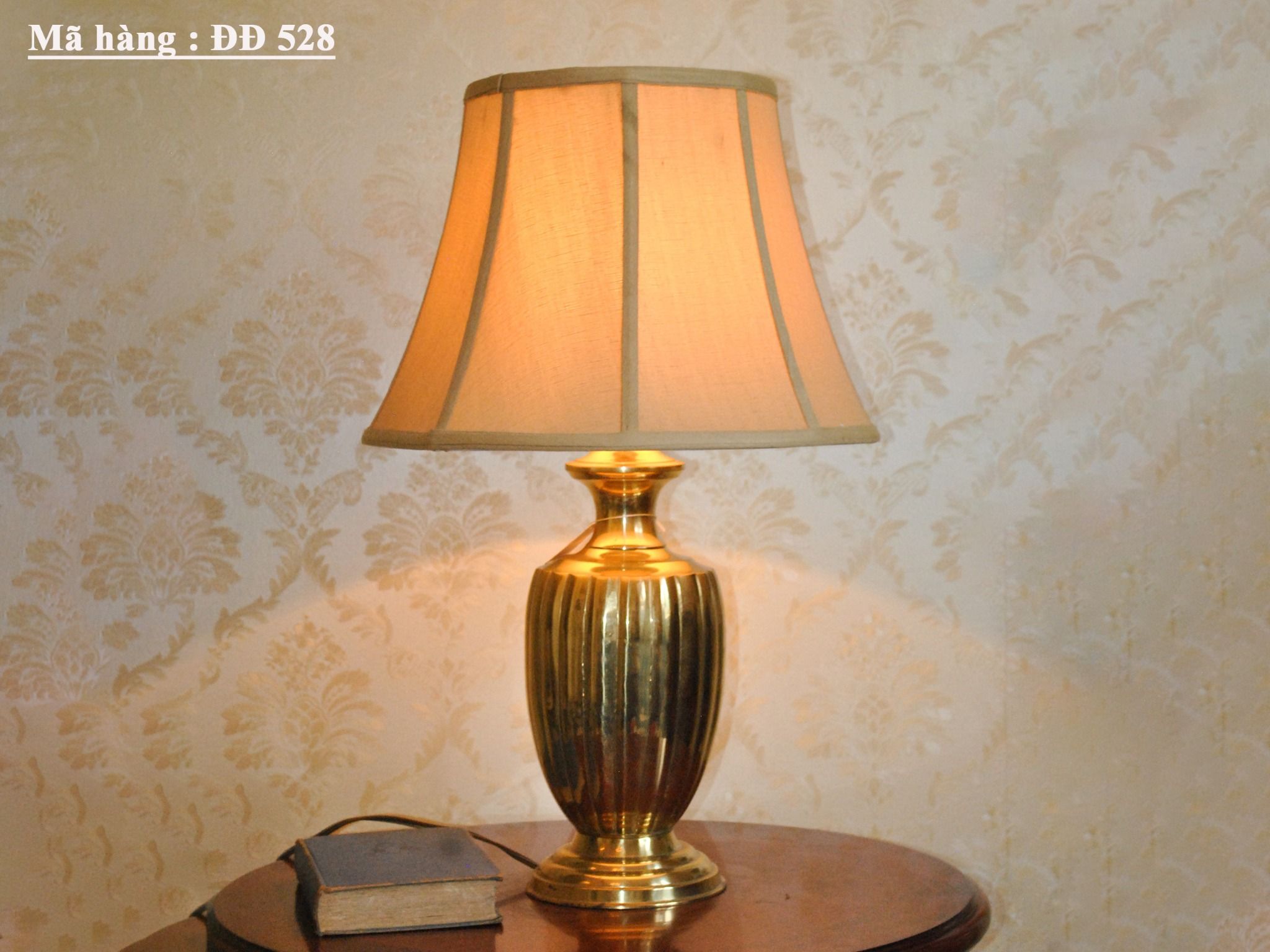 Chiếc đèn ngủ cổ điển với thân được làm bằng đồng hình dạng 1 chiếc bình.