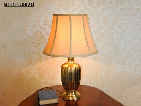  Chiếc đèn ngủ cổ điển với thân được làm bằng đồng hình dạng 1 chiếc bình. 