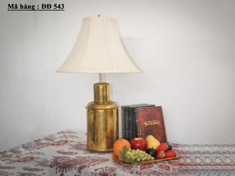  Đèn ngủ phong cách cổ điển với thân được làm bằng đồng 4 góc với 4 họa tiết khác nhau 