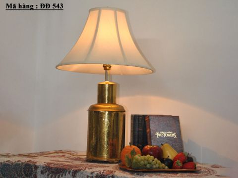  Đèn ngủ phong cách cổ điển với thân được làm bằng đồng 4 góc với 4 họa tiết khác nhau 