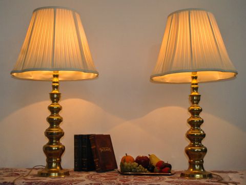  Cặp đèn ngủ thân đồng với nhiều ngấn đẹp mắt. 