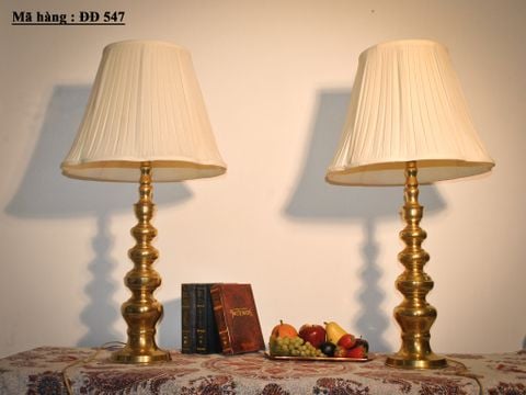  Cặp đèn ngủ thân đồng với nhiều ngấn đẹp mắt. 