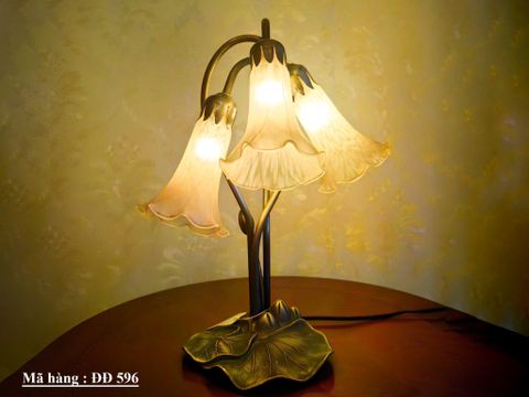  Đèn bàn 3 bóng đèn Lily Pond Meyda Lighting chụp đèn thủy tinh màu hồng phong cách Tiffany đẹp. 