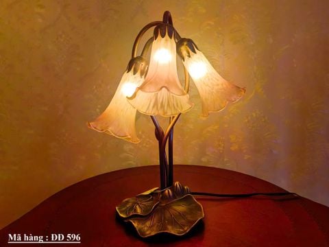  Đèn bàn 3 bóng đèn Lily Pond Meyda Lighting chụp đèn thủy tinh màu hồng phong cách Tiffany đẹp. 