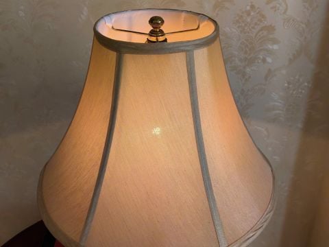  Đèn bàn pha lê thương hiệu Waterford cổ điển với đế được làm bằng đồng chóa vải. 