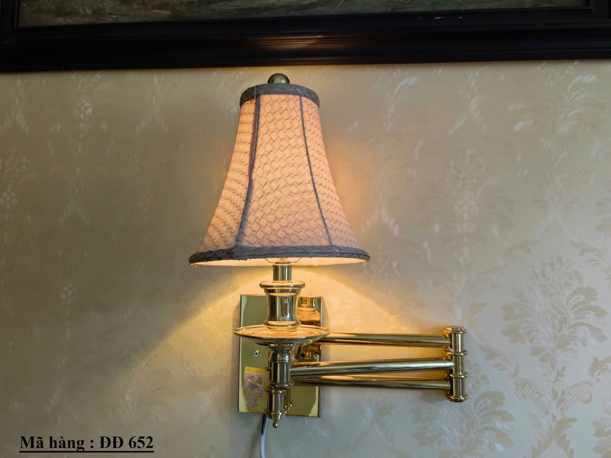 Cặp đèn ngủ gắn tường bằng đồng của Mỹ.