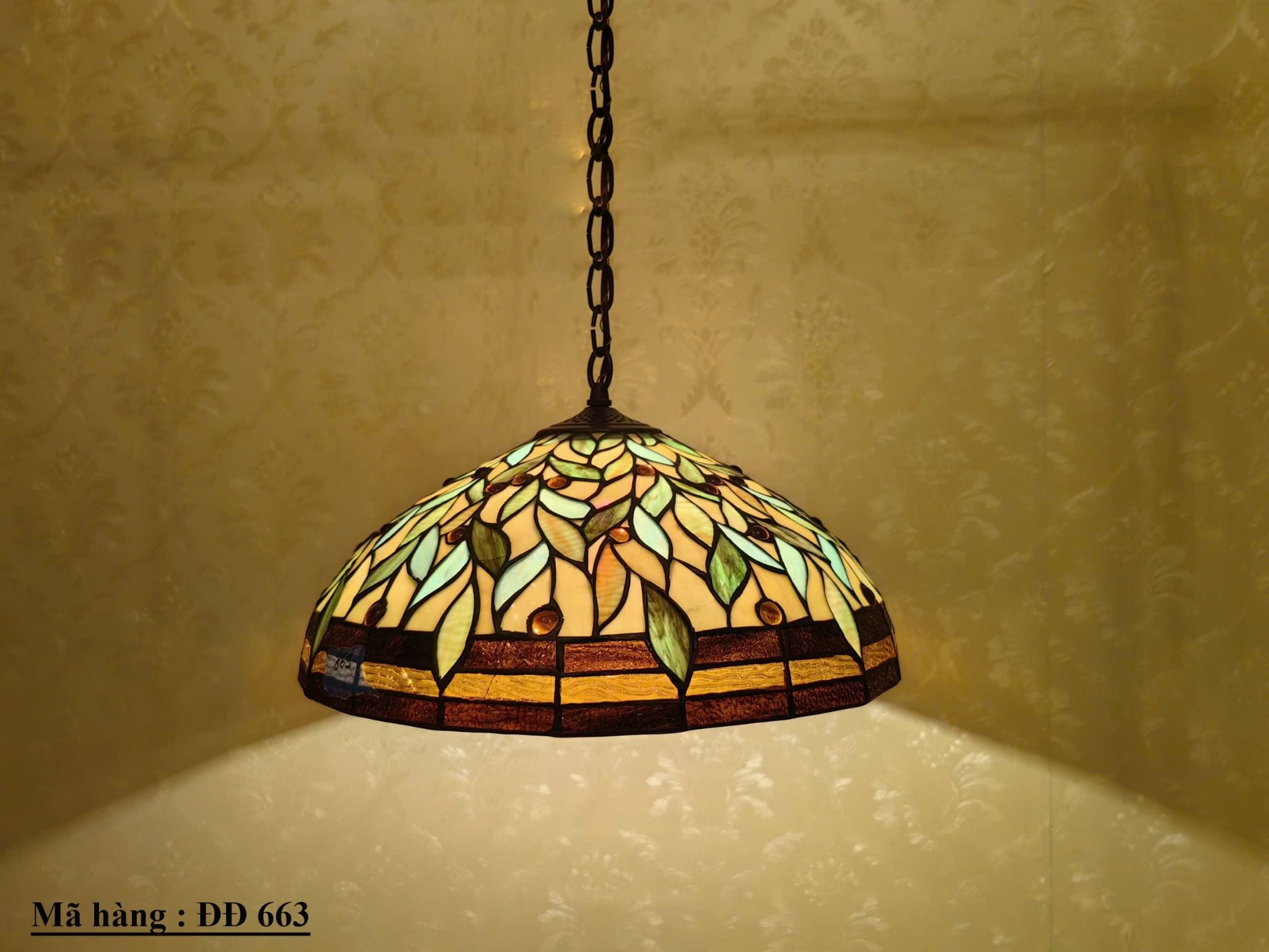 Đèn thả trần tiffany kính hình lá được sưu tầm nhập về từ Mỹ.